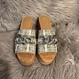 Marc Fisher  LTD Vaneda platform